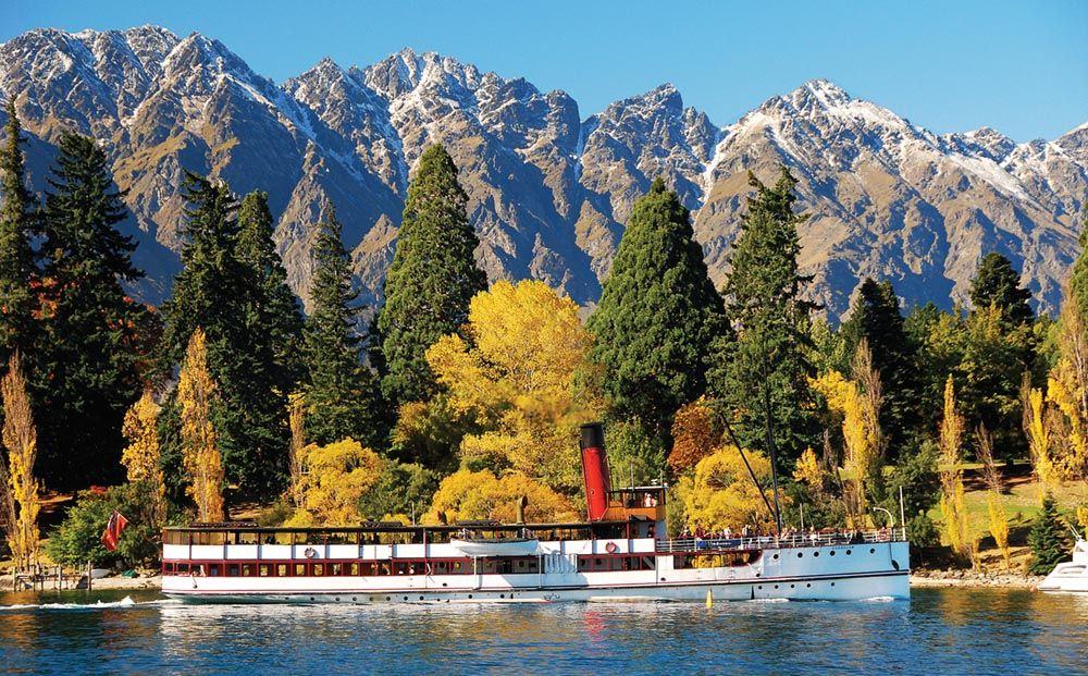 단풍 든 호숫가와 증기선