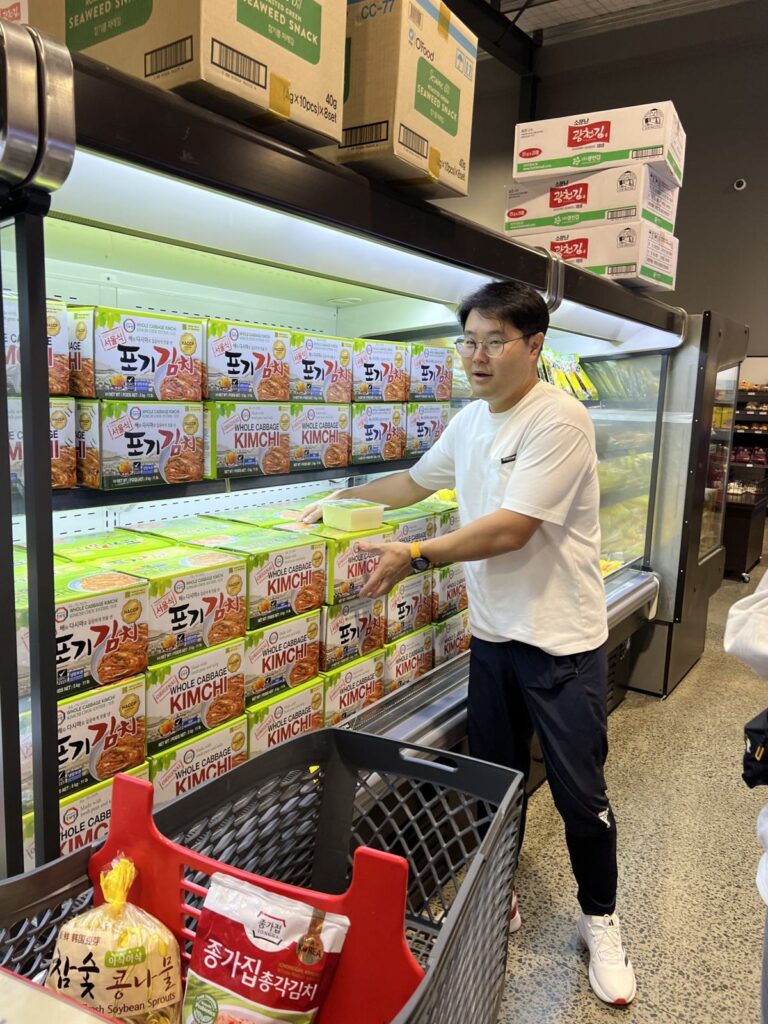 오클랜드 한인 마트에서 장을 보는 모습